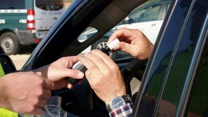 Simuló en el test de alcoholemia y no lo ayudó ni el padre