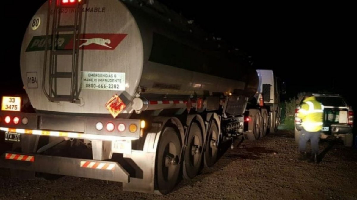 ¡In fraganti! Dos detenidos por robar combustible