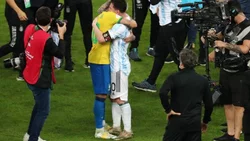 Messi y Neymar, el abrazo que emocionó al mundo