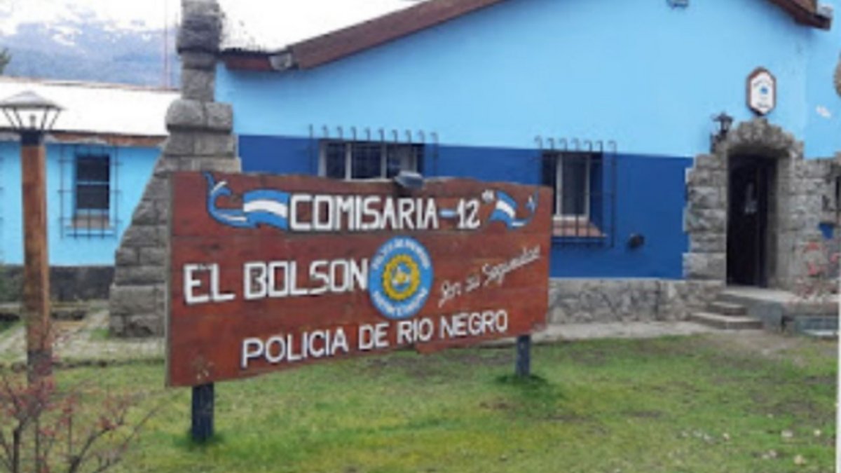 Prohíben que los policías lleven las manos en los bolsillos