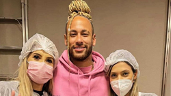 Neymar se hizo los rulos con la Copa y terminó con trenzas