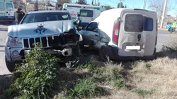 Un hombre está grave por un fuerte choque en Neuquén