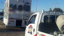 En camión y camioneta, iban borrachos y sin papeles por la 22