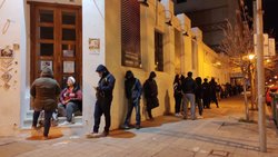 Gran convocatoria, desde temprano, a vacunarse en el Cine Teatro Español