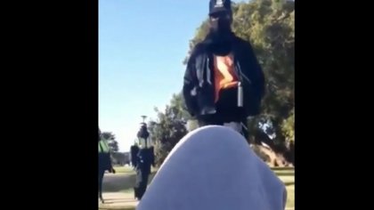 Covid: No lo dejan sentarse en la plaza por orden policial