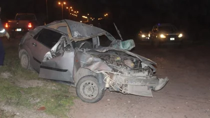 Iban a una fiesta, volcaron y terminaron contra una alameda