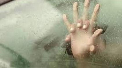 Tenía relaciones en un descampado y quedó duro