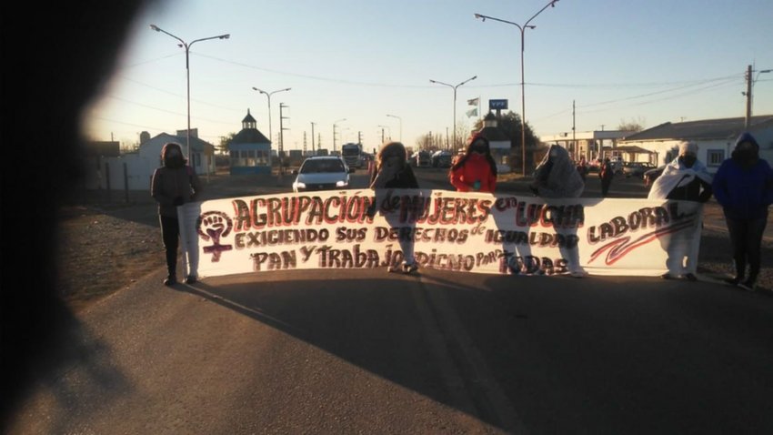 Desocupadas cortan la Ruta 22, en Plaza Huincul