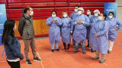 Gutiérrez visitó el vacunatorio de adolescentes y agradeció a las familias