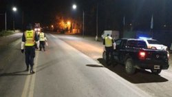Fiesta con más de 30 personas y banda en vivo en una casa
