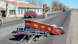 Se desvió el coche y cayó un ataúd en plena ruta nacional 22
