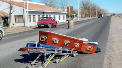 Se desvió el coche y cayó un ataúd en plena ruta nacional 22