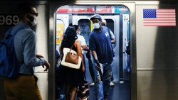 EEUU: Más contagios, vuelve el barbijo y piden vacunación