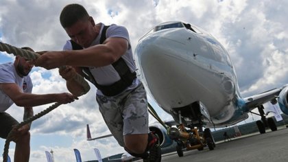Bombero forzudo logró mover un avión de 65 toneladas