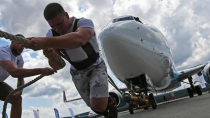Bombero forzudo logró mover un avión de 65 toneladas