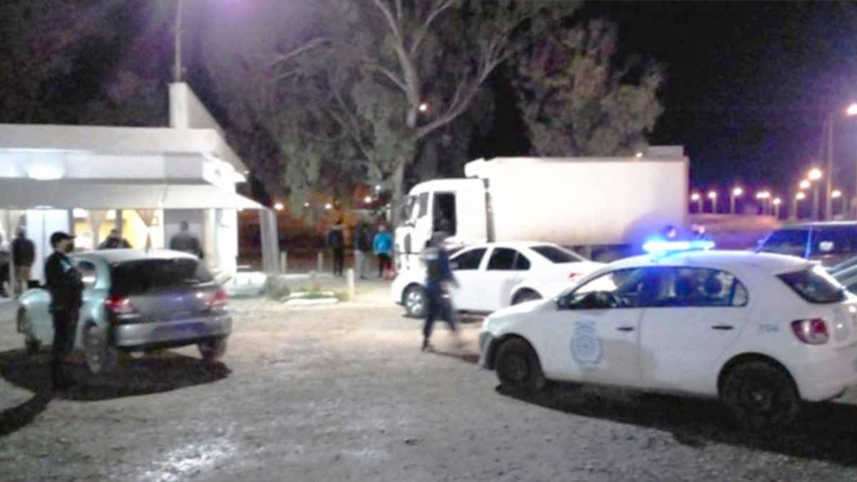 Cenaban en una parrilla y les robaron 2 millones de pesos
