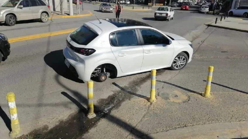No le perdonaron estacionar mal... y le desmantelaron el auto