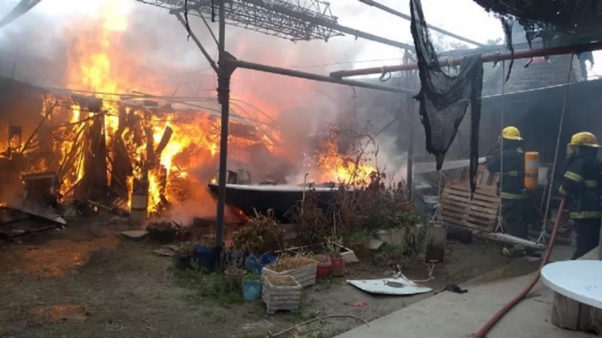Incendio destruyó un taller y un departamento en Centenario