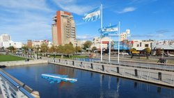 Le pegó a su beba en plena calle y un joven lo enfrentó