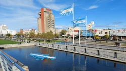 Le pegó a su beba en plena calle y un joven lo enfrentó