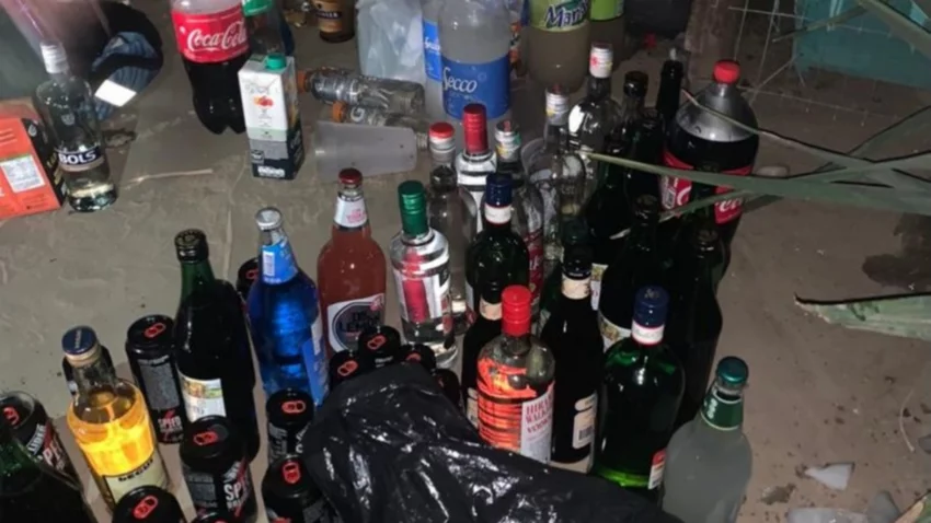Importante cantidad de bebidas en otra "clande" desmantelada