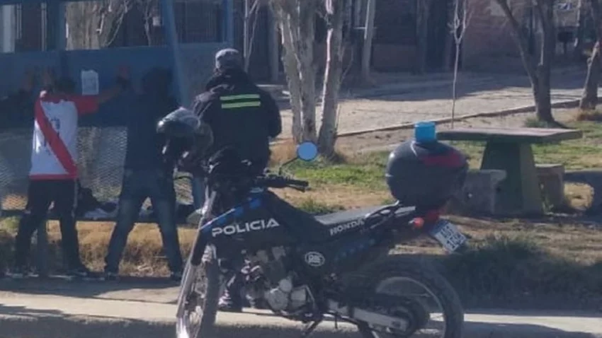 "Fumando un churrito" esperaban el colectivo, y los agarró la policía