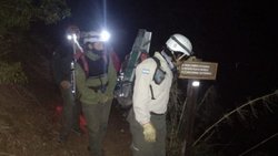 Tuvieron que rescatarla de un sendero y además la multaron