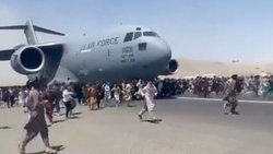 Para huir de los talibanes se cuelgan de aviones en despegue