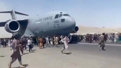 Para huir de los talibanes se cuelgan de aviones en despegue