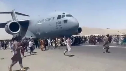 Para huir de los talibanes se cuelgan de aviones en despegue
