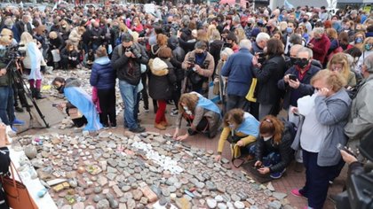 La "marcha de las piedras" recordó a los muertos por Covid