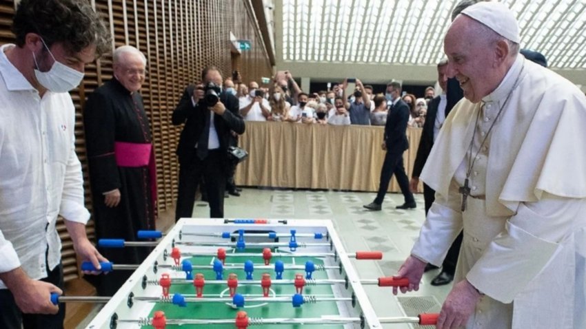 El Papa la rompe al metegol
