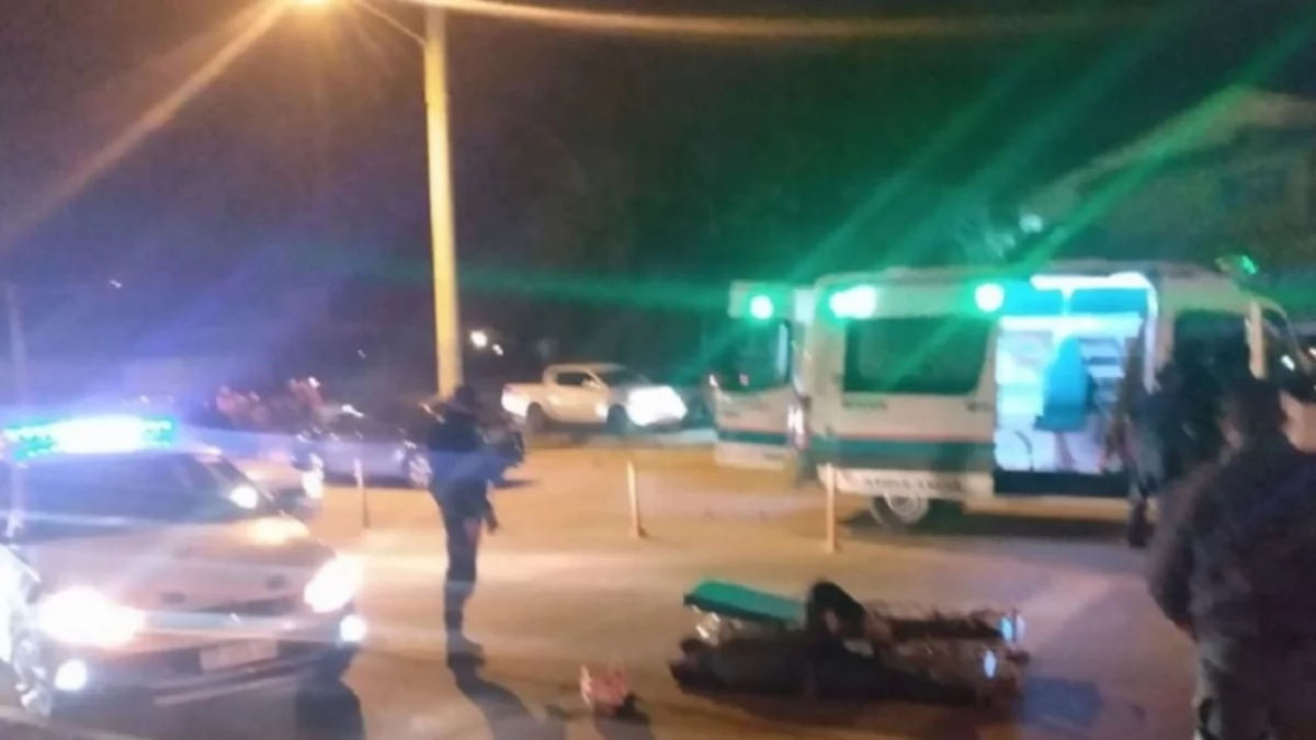 Robaron una moto, huyeron y chocaron contra un taxi