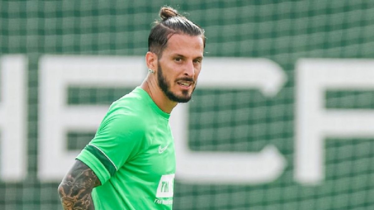 Pipa Benedetto, dueño y jugador de su club