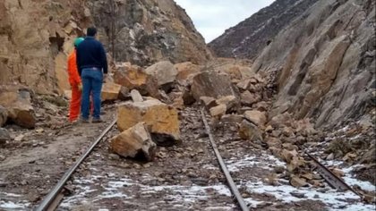 Un derrumbe bloqueó las vías del Tren Patagónico