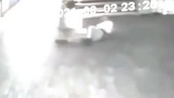 Insólito video: un fantasma atacó a guardia de seguridad