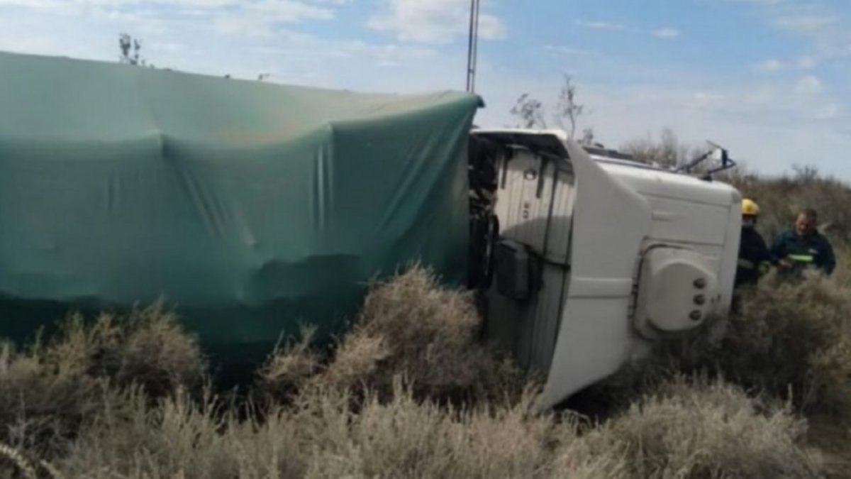 Traía mercadería hacia Neuquén pero volcó en Catriel
