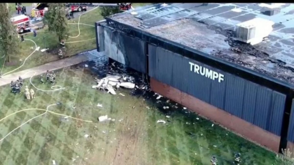 Se estrelló un avión contra un edificio