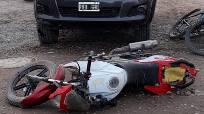 En Centenario, chocaron con su moto: iban sus hijas de 1 y 3