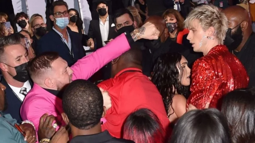 McGregor, a las piñas con el novio de Megan Fox