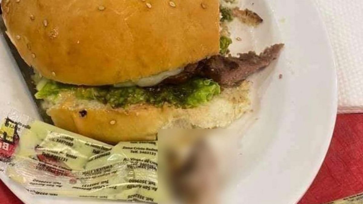 Mordió la hamburguesa, y en la carne había ¡un dedo humano!