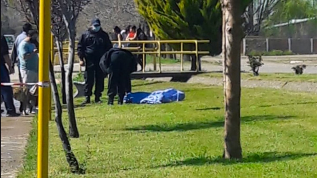 Encontraron flotando el cuerpo de una mujer en el canalito