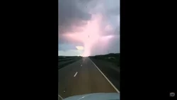 Impactante video: un OVNI es golpeado por un rayo