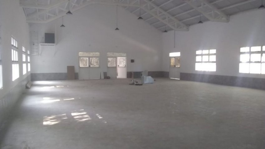 Como no hay clases, los padres tomaron la escuela