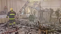 Los novios bailaban el vals y comenzó a incendiarse el salón