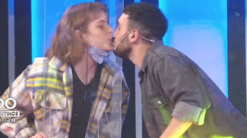 Un participante se dió un "beso pandémico" con la productora