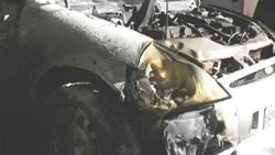 Le secuestró la moto y prendió fuego el auto a la inspectora