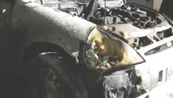 Le secuestró la moto y prendió fuego el auto a la inspectora