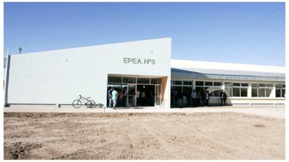 No alcanzan las aulas y tienen clases en tráilers
