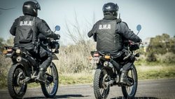 Le pegaron tres tiros a un policía durante una persecución